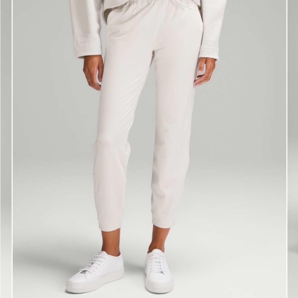 Lululemon Soft Jersey Classic Fit Mid-Rise Jogger *7/8 length in Bone